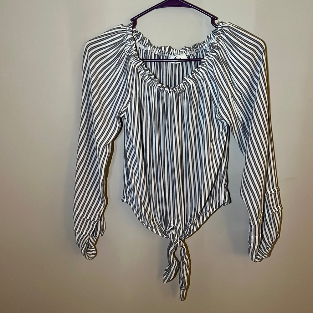 A off the shoulder Hollister nice blouse. Size small